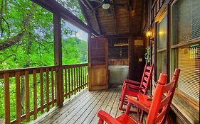 Do Not Disturb - Pigeon Forge Smoky Mountain Studio Cabin, Hot Tub, Fireplace