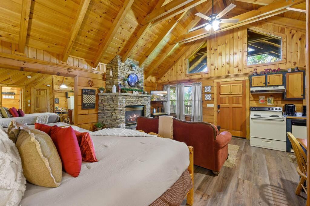Do Not Disturb - Pigeon Forge Smoky Mountain Studio Cabin, Hot Tub, Fireplace Exterior photo