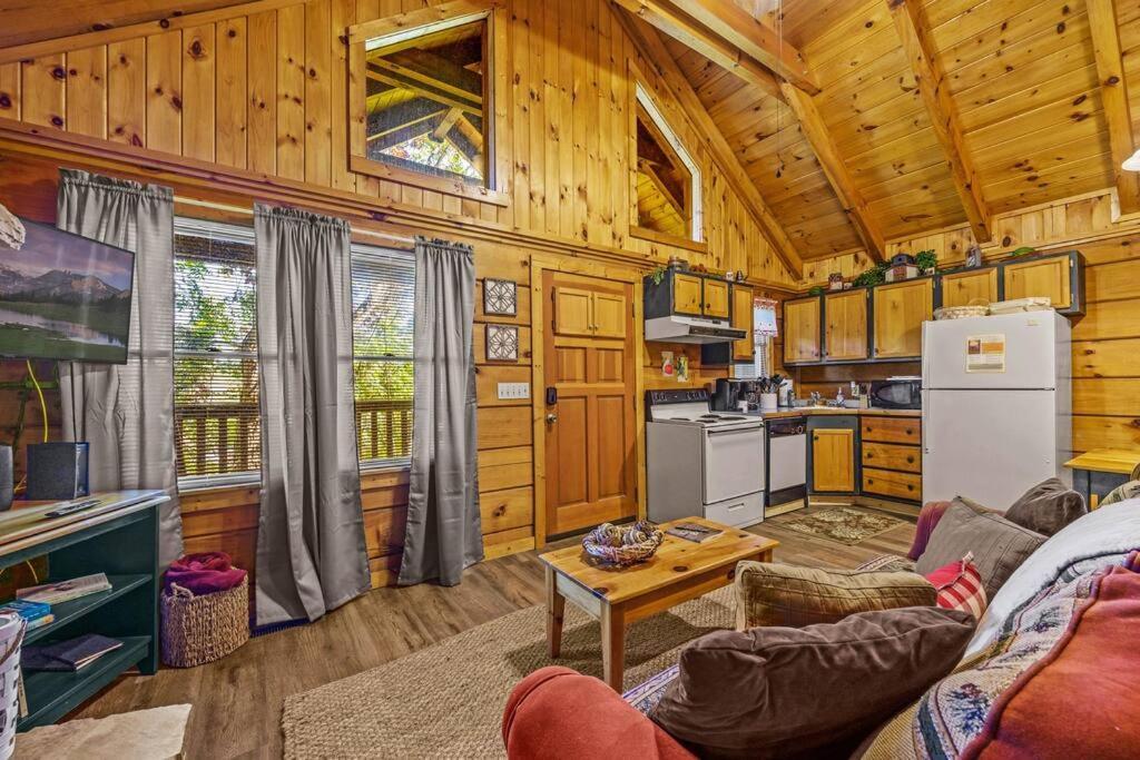 Do Not Disturb - Pigeon Forge Smoky Mountain Studio Cabin, Hot Tub, Fireplace Exterior photo
